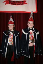 Schoolfotocommissie Ouderraad Theatrale workshop Rood-Groen voor de groepen 4/5. Op vrijdag 7 september komen mevrouw Rood en mevrouw Groen samen het Streepjournaal presenteren in de aula.