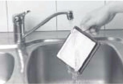 Vervangen en schoonmaken hepa- en veiligheidsfilter. Verwijder het stofreservoir door de handgreep recht naar boven te trekken.
