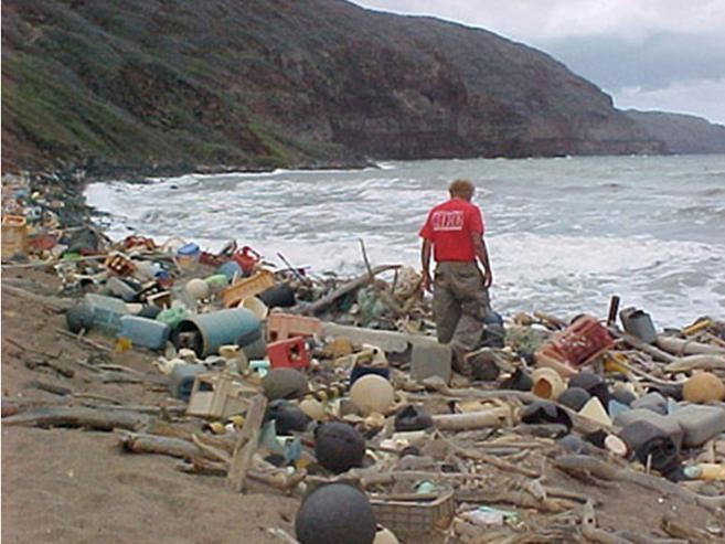 11. Vuil op zee Waar mensen zijn, is vuil. Veel van dat vuil is van plastic gemaakt. Mensen gebruiken de zee vaak als afvalbak.