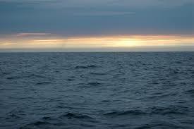 Het licht komt weer terug. Zo lijkt de zee blauw.
