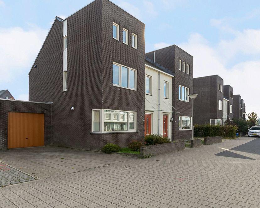 Kenmerken Soort Type Kamers Woonoppervlakte Perceeloppervlakte Inhoud eengezinswoning 2-onder-1-kapwoning 5 140 m² 280 m² 420 m³ Bouwjaar Tuin