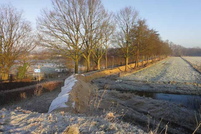 Nooddijk over de Bergsboslaan in 2011 39 39 De Bergsboslaan is één van de drie plekken waar de Oude Maasarm na 1995 met een kade is afgesloten.