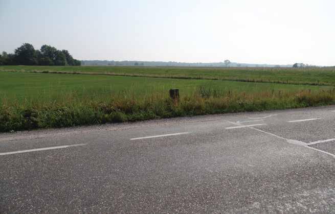 Herdenkingssteen aan de Ooijenseweg met op de achtergrond de DGR-kade 14 15 14 De huidige verbindingsweg (Blitterswijckse weg/ooijenseweg) tussen Broekhuizenvorst en Ooijen ligt op een verhoogd talud.