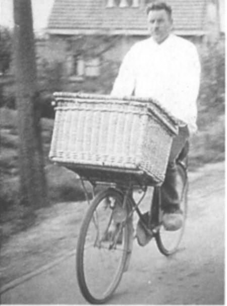 8. De bakfiets De mand Er kwam ook een fiets om spullen te vervoeren.
