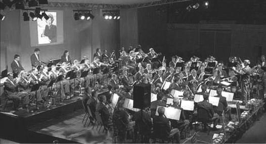 30 een galaconcert verzorgd worden door de Douane Harmonie Nederland. Dit professionele orkest staat onder leiding van onze eigen dirigent Frenk Rouschop.