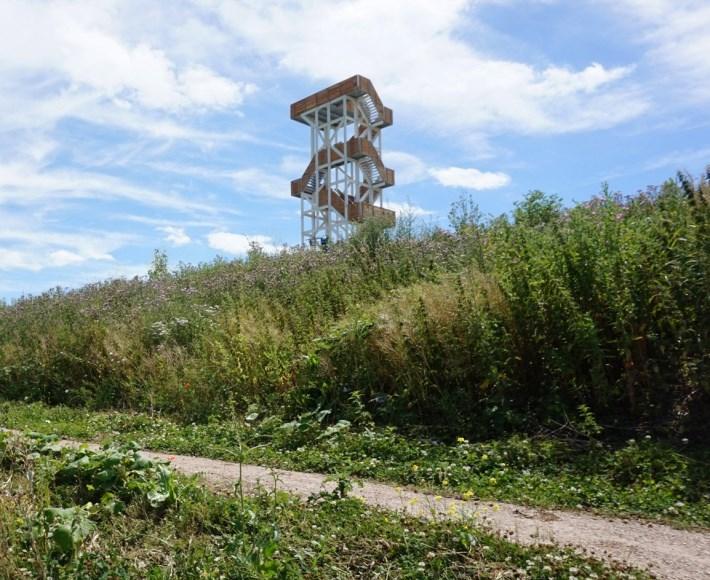Krediet Nazorgvoorziening Hoge Bergse Bos Als laatste deelproject is de uitkijktoren op heuvel B aangelegd. Deze toren is op 6 juli 2017 feestelijk in gebruik genomen.