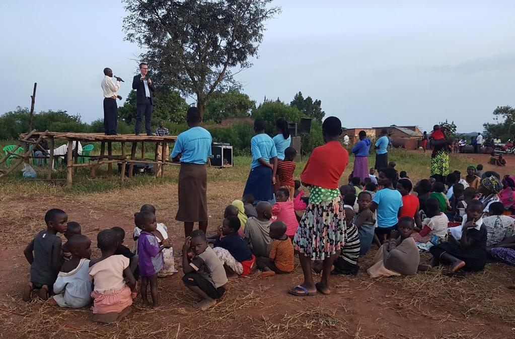 Vele hadden ook genezing nodig (in heel Afrika zijn buik en hoofd klachten een veel gehoorde zaak).