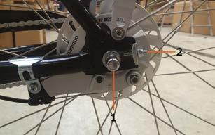 Om ervoor te zorgen dat het wiel netjes recht in het frame blijft zitten, maken we gebruik van kettingspanners, ook deze bevinden zich aan beide kanten van het achterwiel.