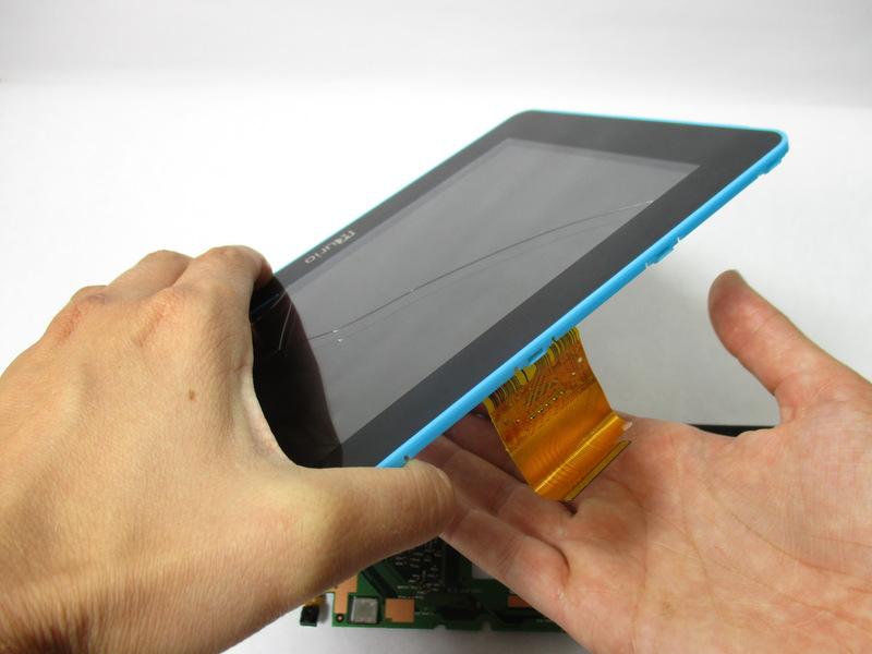 Stap 12 Verwijder het LCD-scherm van de blauwe touchscreen behuizing door ze zachtjes te schudden elkaar in de palm van je hand. Dit kan worden geplakt op, dus je moet warmte aan de lijm los te maken.