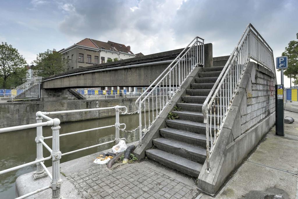 Blik op beton EXPERIMENTELE DESTRUCTIE VAN DE EERSTE BELGISCHE VOETGANGERSBRUG IN VOORGESPANNEN BETON De voetgangersbrug over het kanaal Charleroi-Brussel, gelegen aan de Gosseliesstraat in