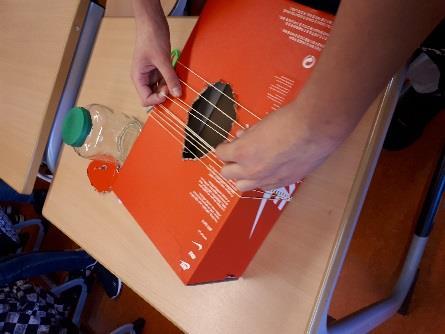 Artikel door: Siem, Julia en Sarah Workshop muziekinstrumenten maken 1 van de workshops is muziekinstrumenten maken van afval.