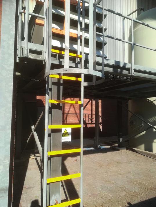 4. MONTAGE OP TRAPPEN 4.1. PolyGrip Laddersporten Wij adviseren om PolyGrip Laddersporten te bevestigen met een kit op basis van polyurethaan, zoals PURFLEX of PU473 verkrijgbaar bij GripFactory.