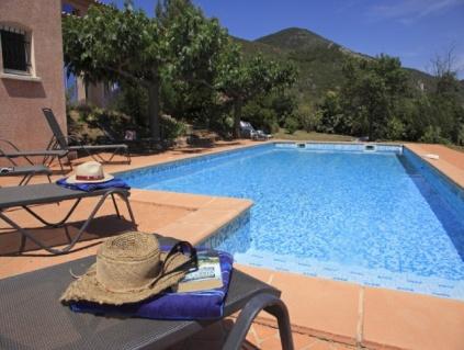 Verblijf in een luxe villa Op één van de mooiste plekjes in de Languedoc, op een eigen af te sluiten terrein, een Provencaalse villa met schitterend uitzicht op de wijngaarden, de vallei van de