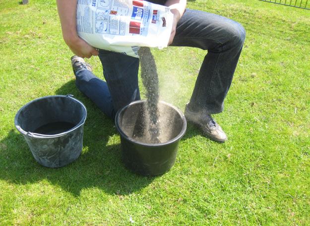 Stap 3 Meng nu de beton met een klepel of schop tot het een