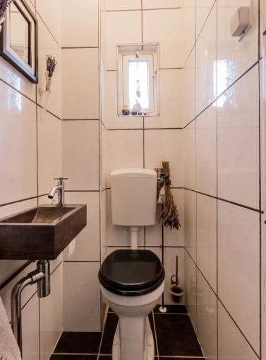 praktische trapkast en de toiletruimte met modern