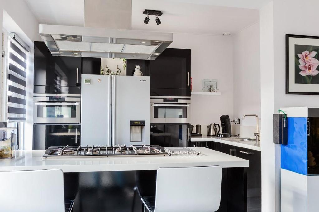 De keuken: Deze moderne en luxe uitgevoerde keuken sluit met zijn strakke uitstraling goed aan bij de