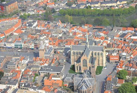 GOES Goes Zeeuws: Hoes is een stad op het schiereiland Zuid-Beveland, centraal gelegen in de Nederlandse provincie Zeeland. De stad Goes telt 26.920 inwoners (2010), en de gemeente 37.408 inwoners.