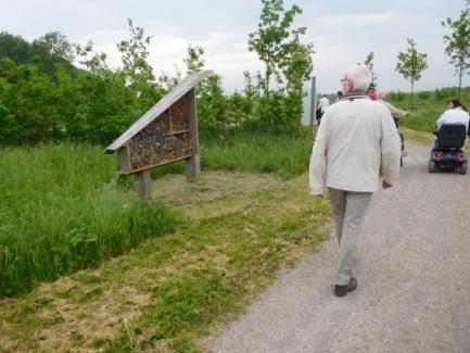 22. Op ca 3 m afstand van het wandelpad is een insectenhotel.