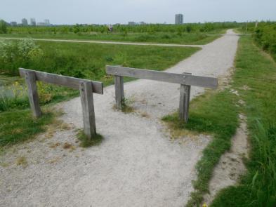 25. De ingang vanaf de sportvelden BSC is voorzien van een sluis om fietsers tegen te houden.