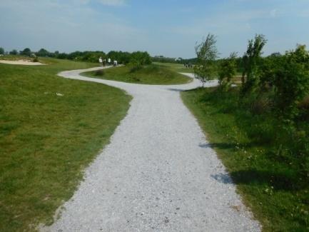 De golfbaan is voorzien van schelpenpaden die vlak en goed berijdbaar zijn met een rollator, rolstoel of scootmobiel.