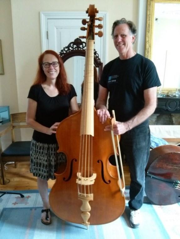 Afb. 2. Maggie Urquhart en Robert Franenberg met hun Gasparo da Salò-violone. Foto Rens Bijma, 2014.
