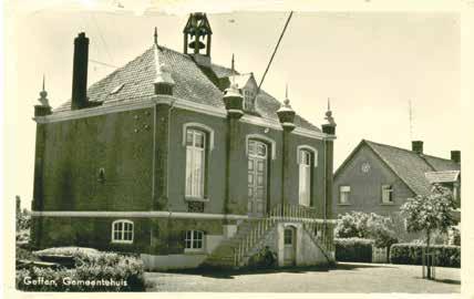 12 Ga rechtsaf (Molenstraat). Rechts naast Friture Govers stond het oude gemeentehuis (nu Molenstraat 4). OUDE GEMEENTEHUIS In 1893 breidde architect Caspar Franssen de kerk aanzienlijk uit.