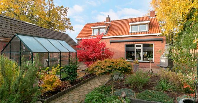 Op unieke locatie, aan de rand van Bergen op Zoom, ligt dit vrijstaande woonhuis met riante schuur annex garage op 455 m² eigen grond. De woonkamer heeft een speksteenkachel en een grindvloer.