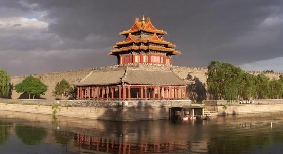 11 Na de middagmaal begeven we ons naar het Tiananamen plein en bezoeken we het meest indrukwekkende keizerlijk complex uit heel China: de Verboden Stad