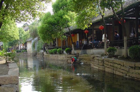 2 Dag 1: Brussel-China Vertrek vanuit Zaventem met directe vlucht van Hainan Airlines naar Beijing. (vanaf vertrek 20 Maart) directe vlucht op Shanghai) Diner en overnachting aan boord.