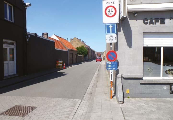 4 HET TWEERICHTINGSFIETSPAD LANGS DE ZANDSTRAAT EN NAAST DE VENTWEG BIJ DE EXPRESWEG N31 Aan het einde van de Jan Britostraat, op het T-kruispunt met de Zandstraat, sla je rechtsaf.