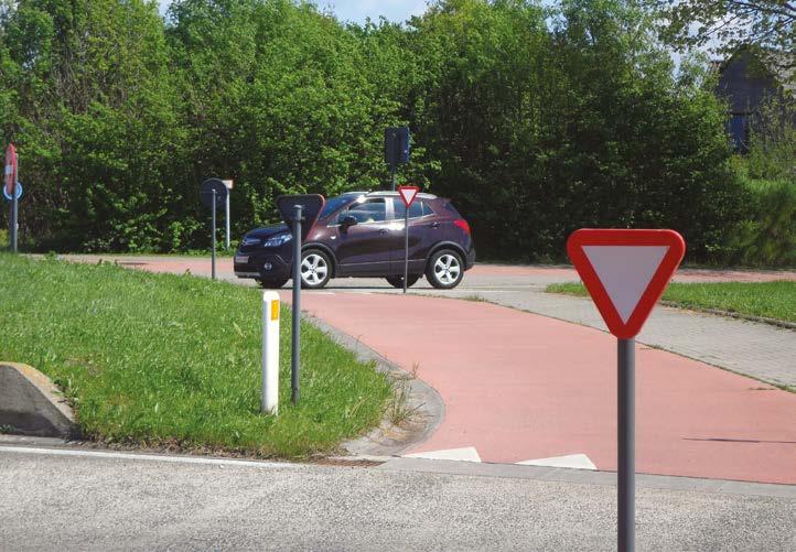 5 ROTONDE MET FIETSPAD EXPRESWEG N31 LEGEWEG Houd bij de rotonde halt voor een info- en oefenmoment over wat een rotonde is en hoe je die als fietser moet nemen.