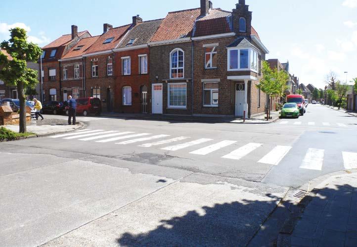 Links afslaan vanuit de Noordveldstraat in de Zandstraat doe je als volgt: Minder je snelheid bij het naderen van het kruispunt.