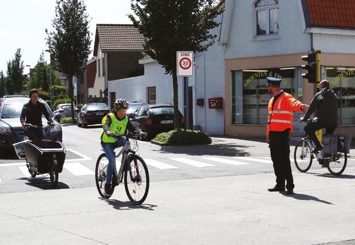 6.3 BEVELEN OPVOLGEN VAN GEMACHTIGD PERSOON Aan dit kruispunt is het tijdens de fietsproef best mogelijk dat een gemachtigd persoon (hier een politieagent in uniform) staat opgesteld.
