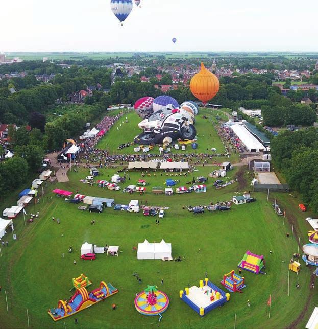 DUIZENDEN BEZOEKERS De Friese Ballonfeesten is een jaarlijks terugkerend ballonspektakel.