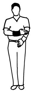 Gelijktijdige Handeling (Aiuchi) De scheidsrechter buigt beide armen horizontaal voor het lichaam, waarbij de vuisten elkaar raken.