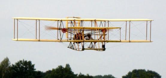 Dit zijn nauwkeurig nagemaakte modellen van echt bestaande vliegtuigen zoals de Piper Cub, Messerschmitt, Wright Flyer (zie rechter foto; schaal 1:4), enz.