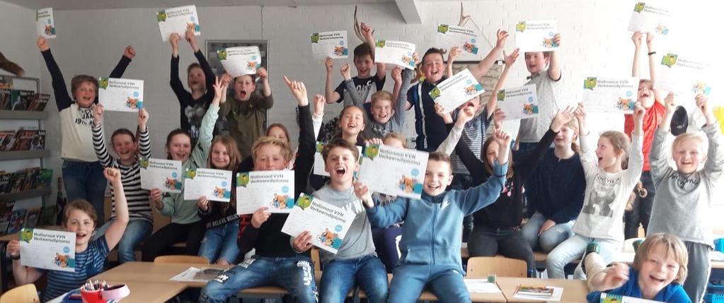 Nieuwe methode verkeer Let s go! In groep 4 t/m 7 zijn we dit schooljaar met een nieuwe methode gestart voor verkeer. In dit stukje wil ik u graag wat vertellen over deze nieuwe methode. Let s go! bevat veel aantrekkelijke beelden, oefeningen en digibordsimulaties.