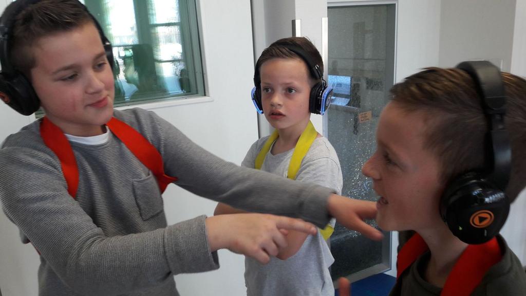 De non-verbale communicatie werd hierbij heel belangrijk. De kinderen hebben door middel van gebaren elkaar taken gegeven en spellen gespeeld.
