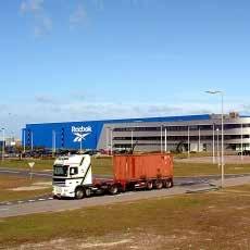 Vrachtwagens staan klaar om de containers naar het distributie