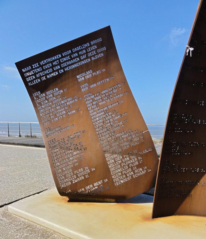 Op de boulevard van Katwijk staat dit monument ter nagedachtenis aan degenen die hun leven