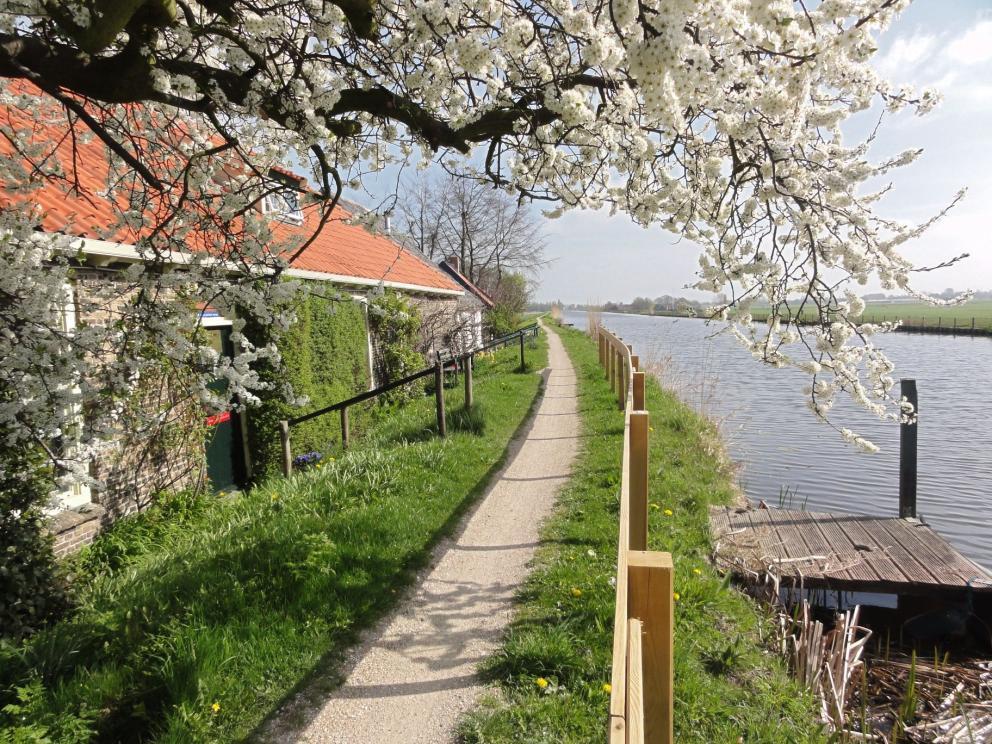 We komen al snel in een prachtig recreatiegebied dat even buiten Zoetermeer gelegen is en fietsen over een wel heel bijzonder bruggetje.