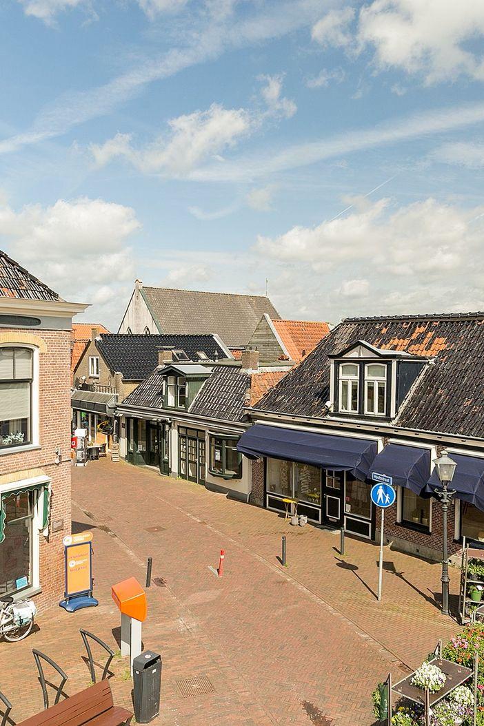 INDRUK Fraaie jaren 30 woning met winkelruimte aan het begin van de winkelstraat. Hartje Grou.