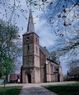 De preekstoel dateert uit 1628, de twee klokken uit 1394 en 1403. Er staat een eenklaviers Naber-orgel uit 1844. De laatste restauratie is in 2003 afgerond.