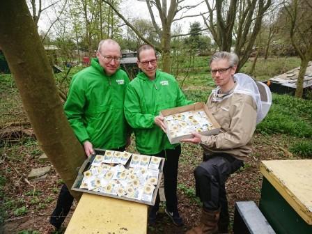 Steun voor de bij ZONNEBLOEMZAAD VOOR DE BIJENVERENIGING GroenLinks raadslid Jos Burger en steunfractielid Jeroen Olsthoorn hebben op zaterdag 14 april een bezoek gebracht aan het Bijenpark in