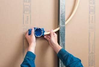 Beschadigingen in wand of plafond repareert u snel en eenvoudig met Rigips Unifill (universeel reparatiemiddel).