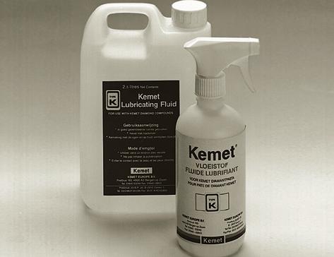 Kemet vloeistoffen Type K - olieoplosbaar Te gebruiken met emulsie op vlaklepsystemen. Werkt mee aan een gemakkelijke lepbewerking en zorgt voor een schoner proces. Kleur: helder.