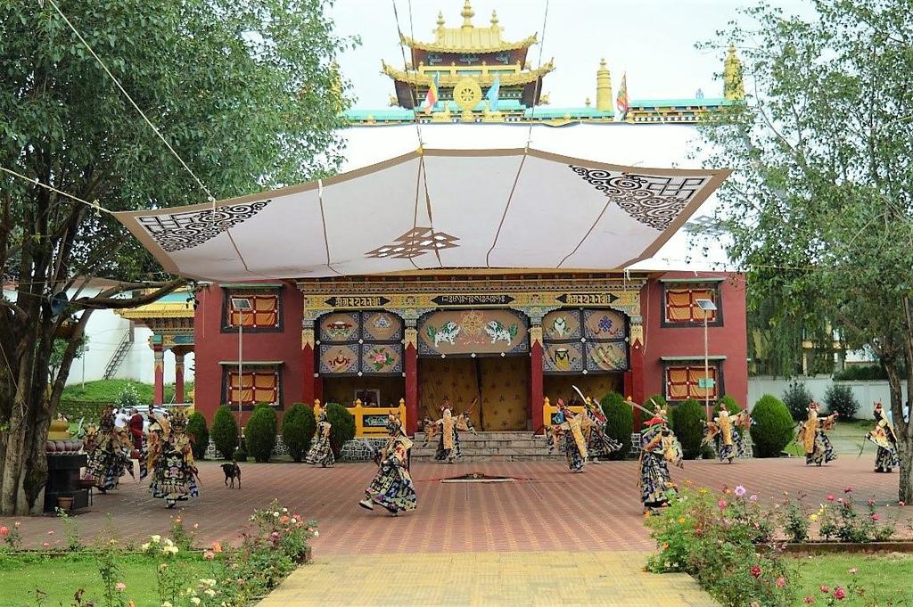 5 november Ochtend / middag: Tibetaanse kloosters bezoeken in Bir Avond: Nachtbus naar Delhi Wanneer je in Bir rondloopt, is de kans groot dat je trompetgeschal, rinkelende bellen en zingende
