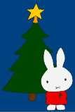 Nijntje Pluis heeft een kerstboom thuis daar hangen ballen en slingers in en de piek zit bovenin.