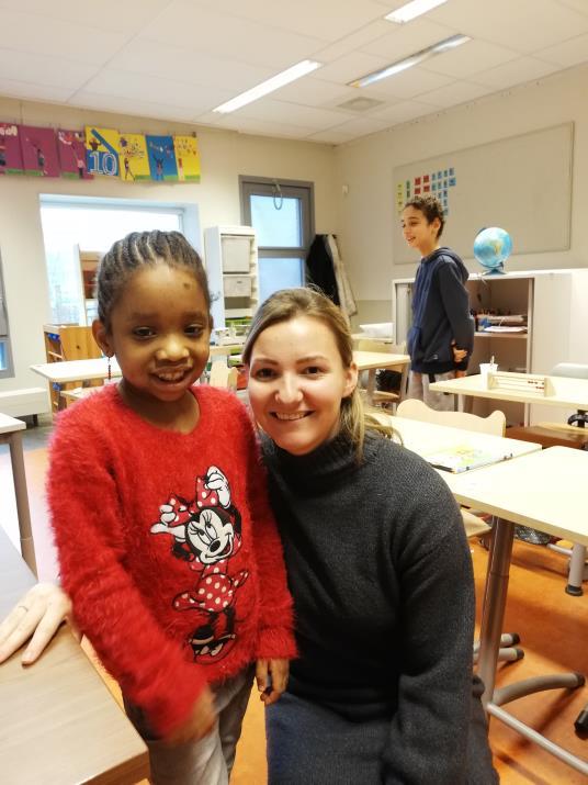 DynamicaXL MOW Op onze school werkt een nieuwe leerkracht en de leerlingen hebben haar geïnterviewd. Hoe heet je? Ik heet Renate Lam. Wat is je lievelingseten? Ik hou heel erg van roti.