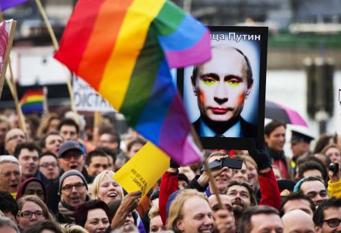 Opdrachten Demonstratie in Rusland, foto: Leeuwarder Courant Voor de film Opdracht 1: A. Waar denk jij dat het woord LHBT voor staat? B.